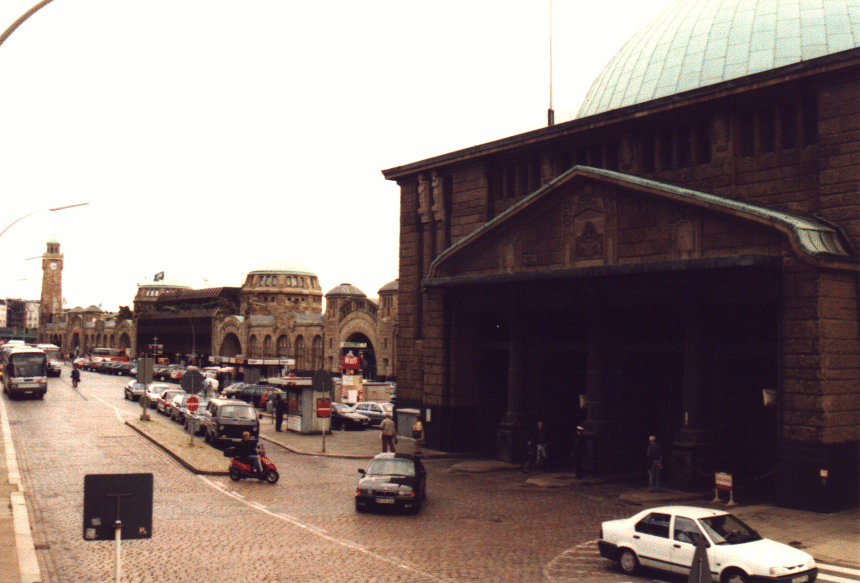 Landungsbr&uuml;cken und Elbtunnel