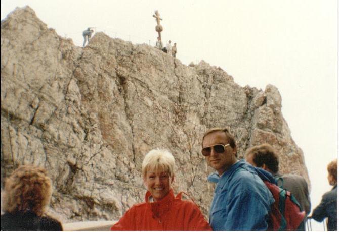 Blick kurz vor dem Gipfel der Zugspitze auf das Zugspitzkreuz mit uns