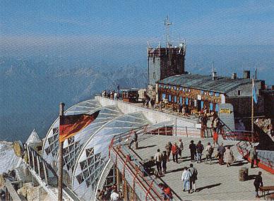 Blick auf die Zugspitz-Gipfelstation in 2966m Höhe